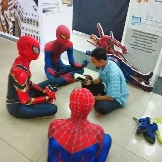 Kelakuan Lucu Orang Pakai Kostum Spider-Man Ini Bikin Ngakak Terus